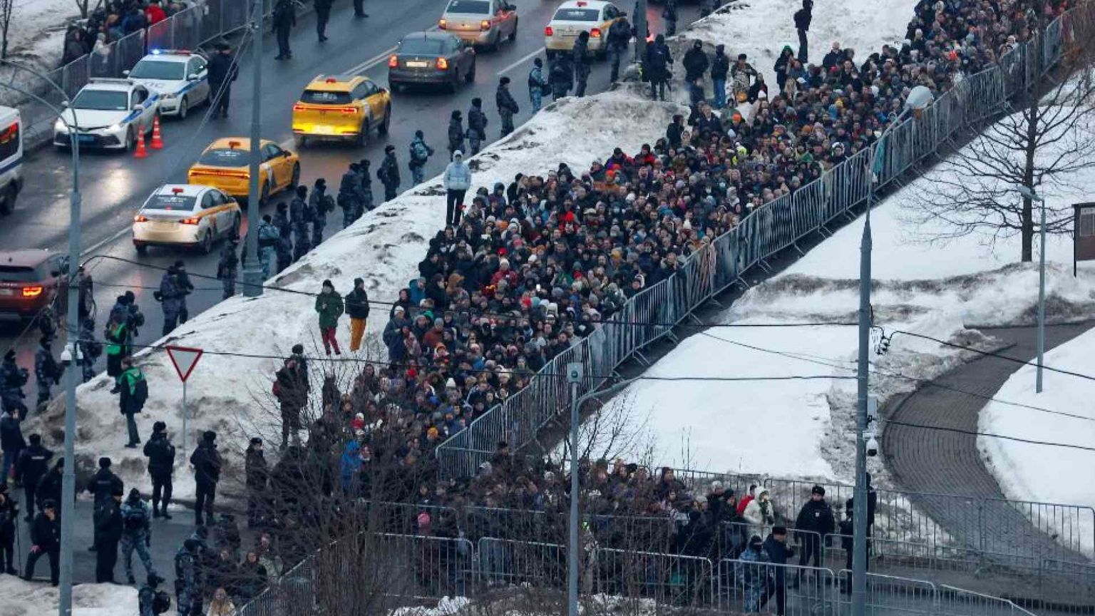 In migliaia ai funerali di Navalny gridano «Russia libera»