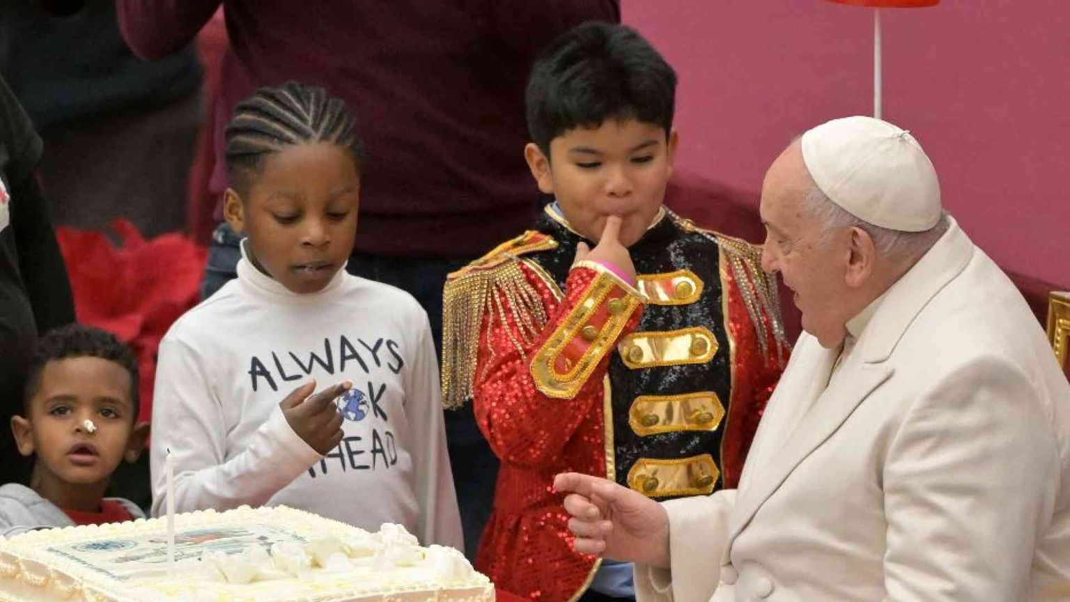 Il Papa scrive a bambine e bambini: da soli non si può essere felici