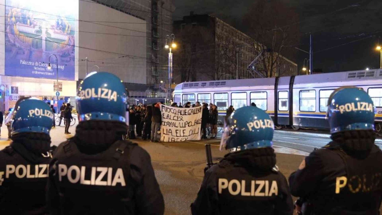 Cortei e manganelli: è ora di scrivere i numeri identificativi sui caschi