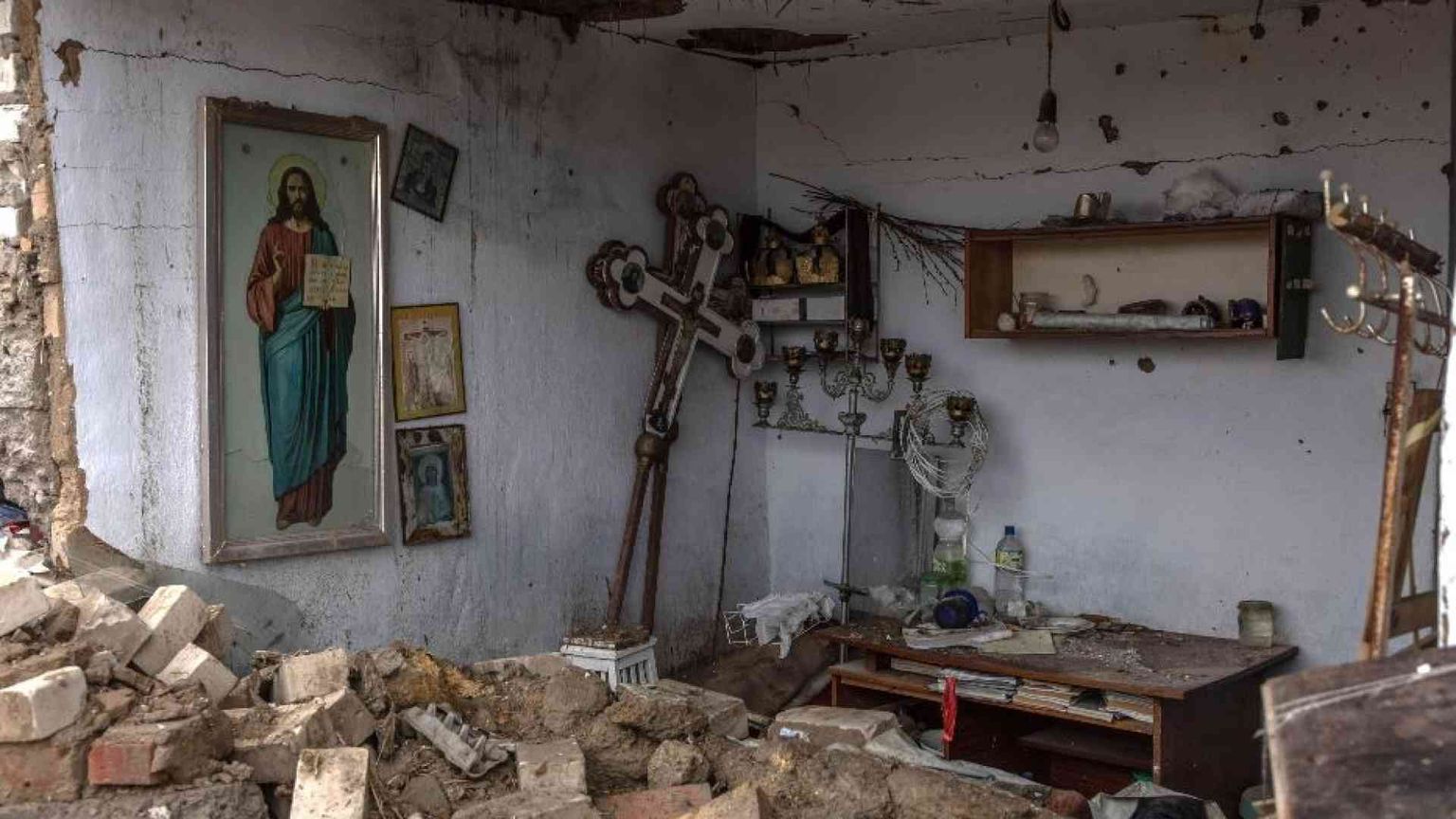 Preti uccisi e chiese sequestrate: così l'esercito russo perseguita le fedi