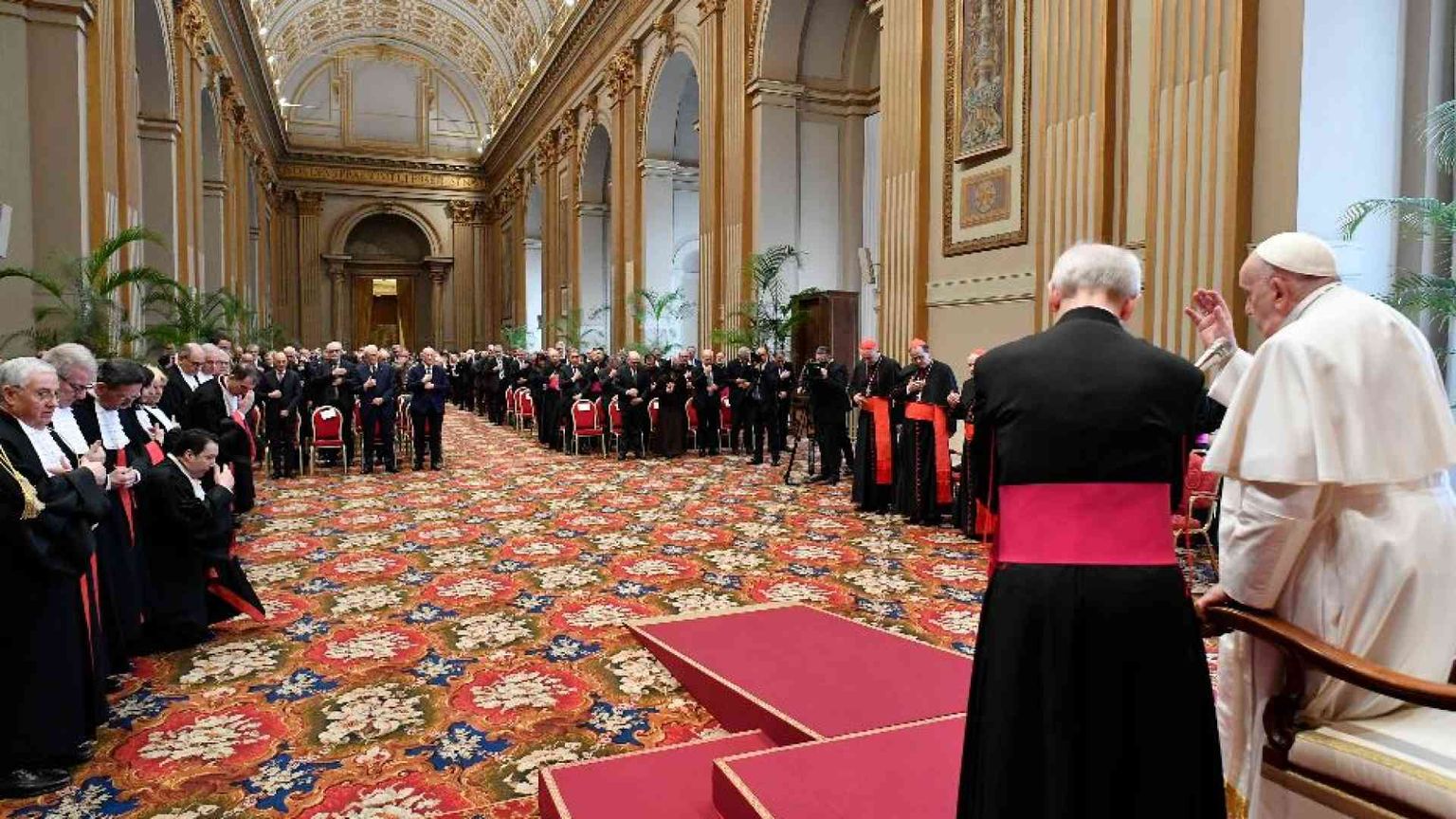 Il Papa: «Affrontare gli scandali con coraggio»