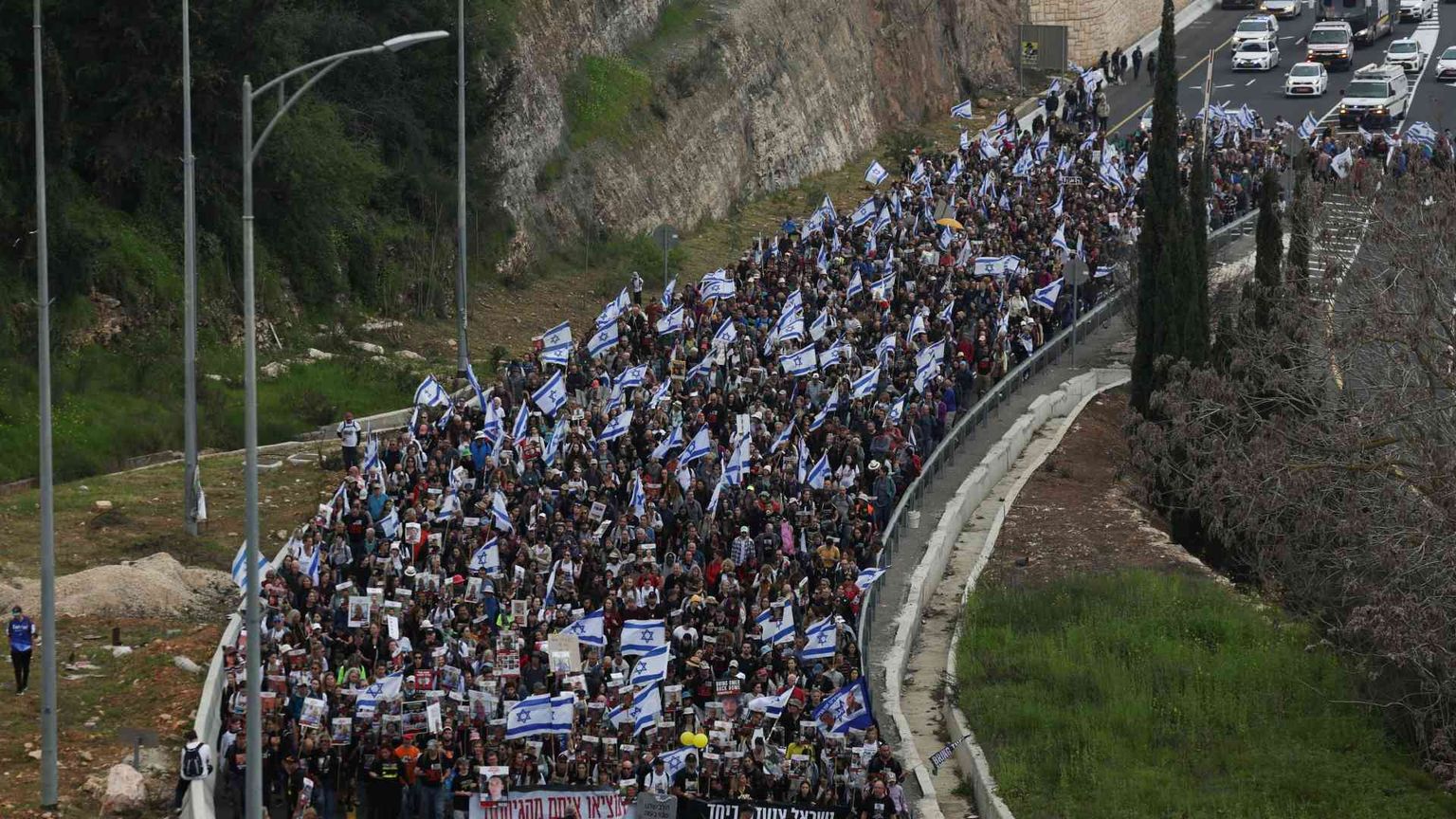A Gerusalemme in ventimila alla marcia con i familiari dei rapiti