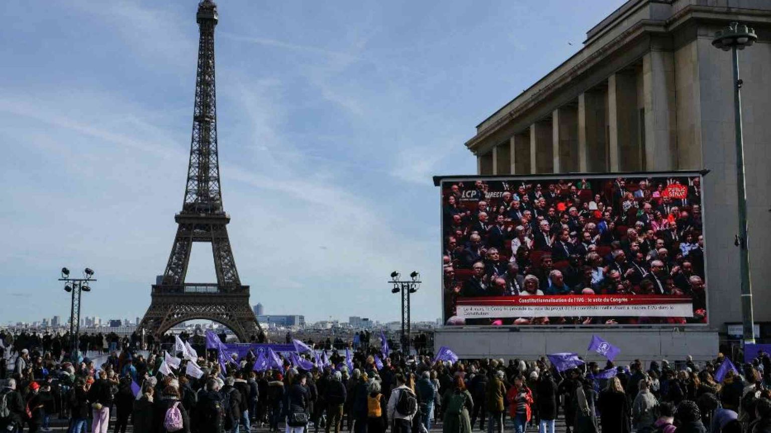 L'aborto in Costituzione: Parigi spegne il lume della sua fiaccola di civiltà