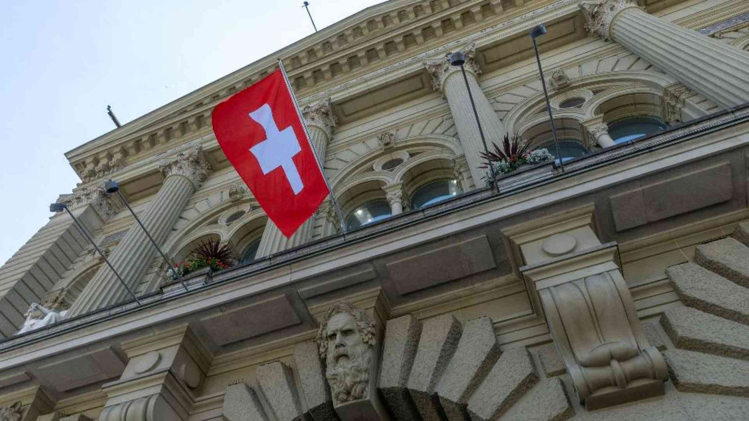Cosa insegna la Svizzera che vota per dare la 13esima ai pensionati