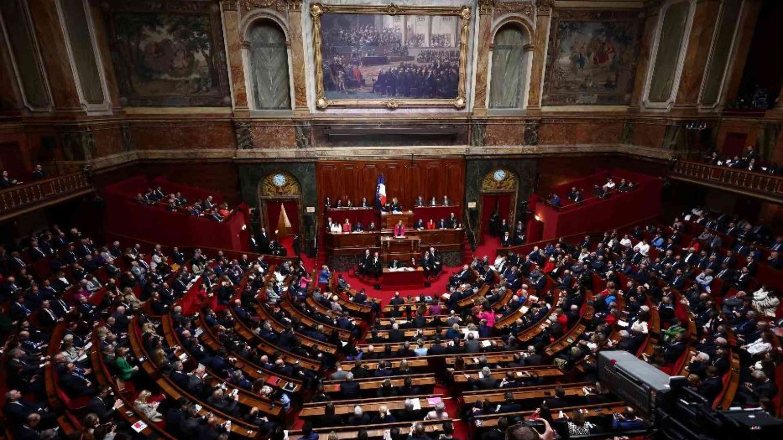 L’orgoglio francese: «Siamo faro dell’umanità». Partiti allineati