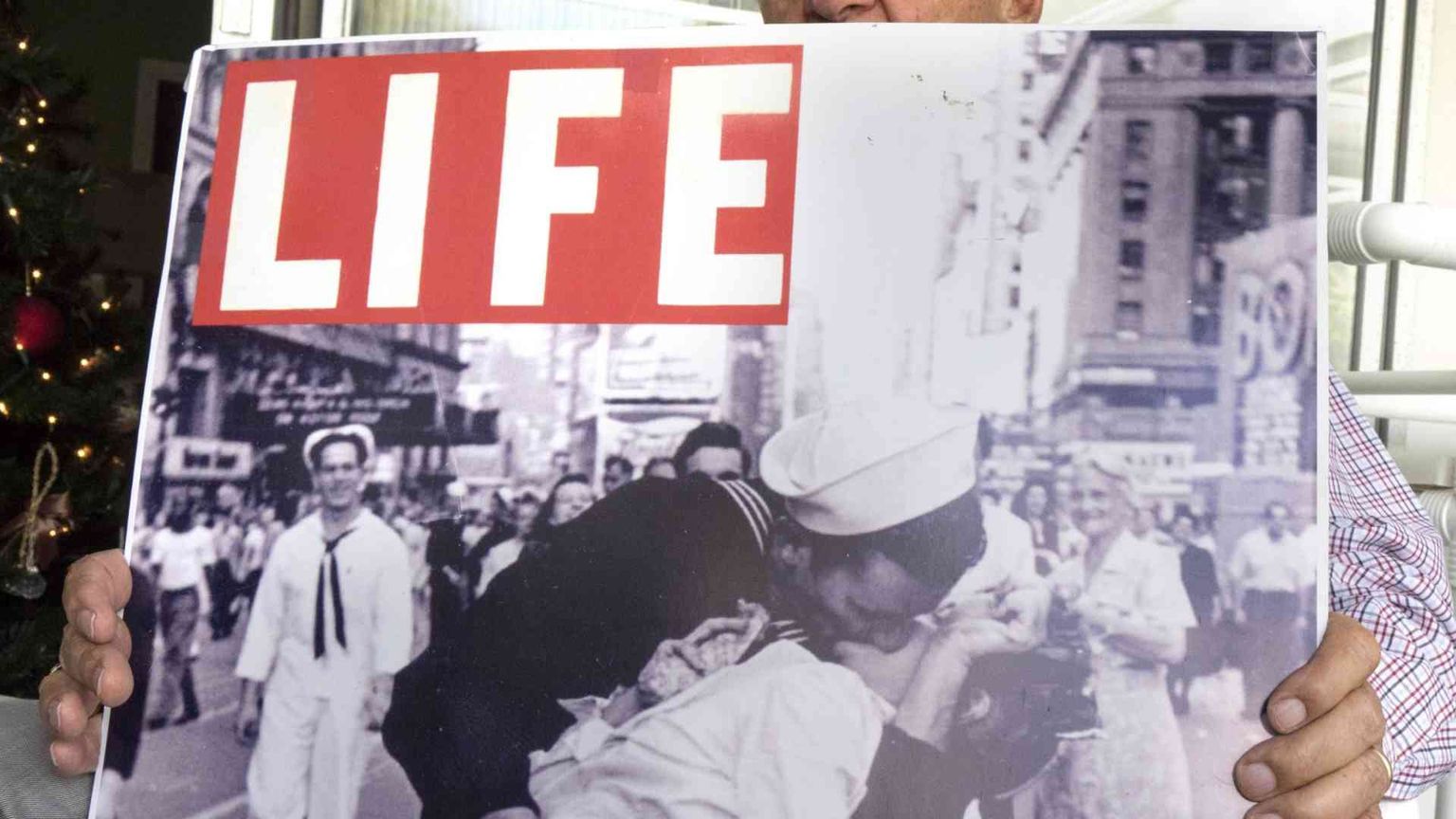 Censura per il bacio a Times Square, anzi no. La storia vera della foto