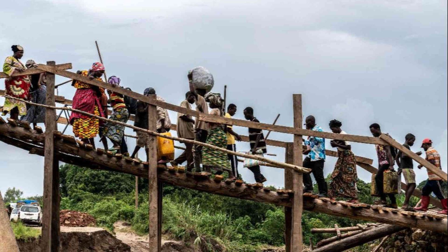 Attacchi dei ribelli nell'est del Congo: altri centomila sfollati