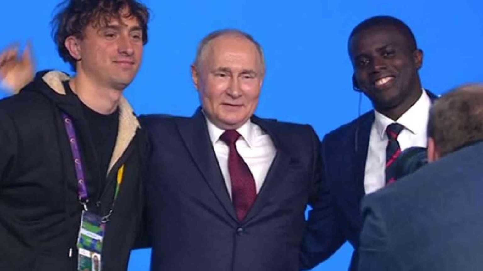 L'artista di strada italiano Jorit che dialoga con Putin è un caso politico