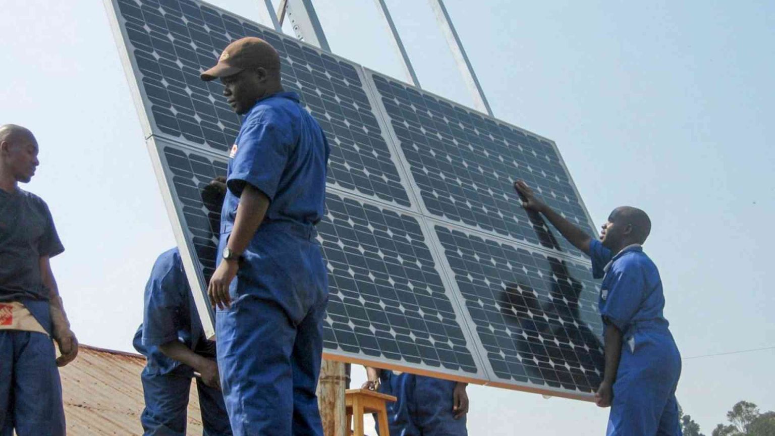 «Priorità alle rinnovabili», la campagna per un'Africa green