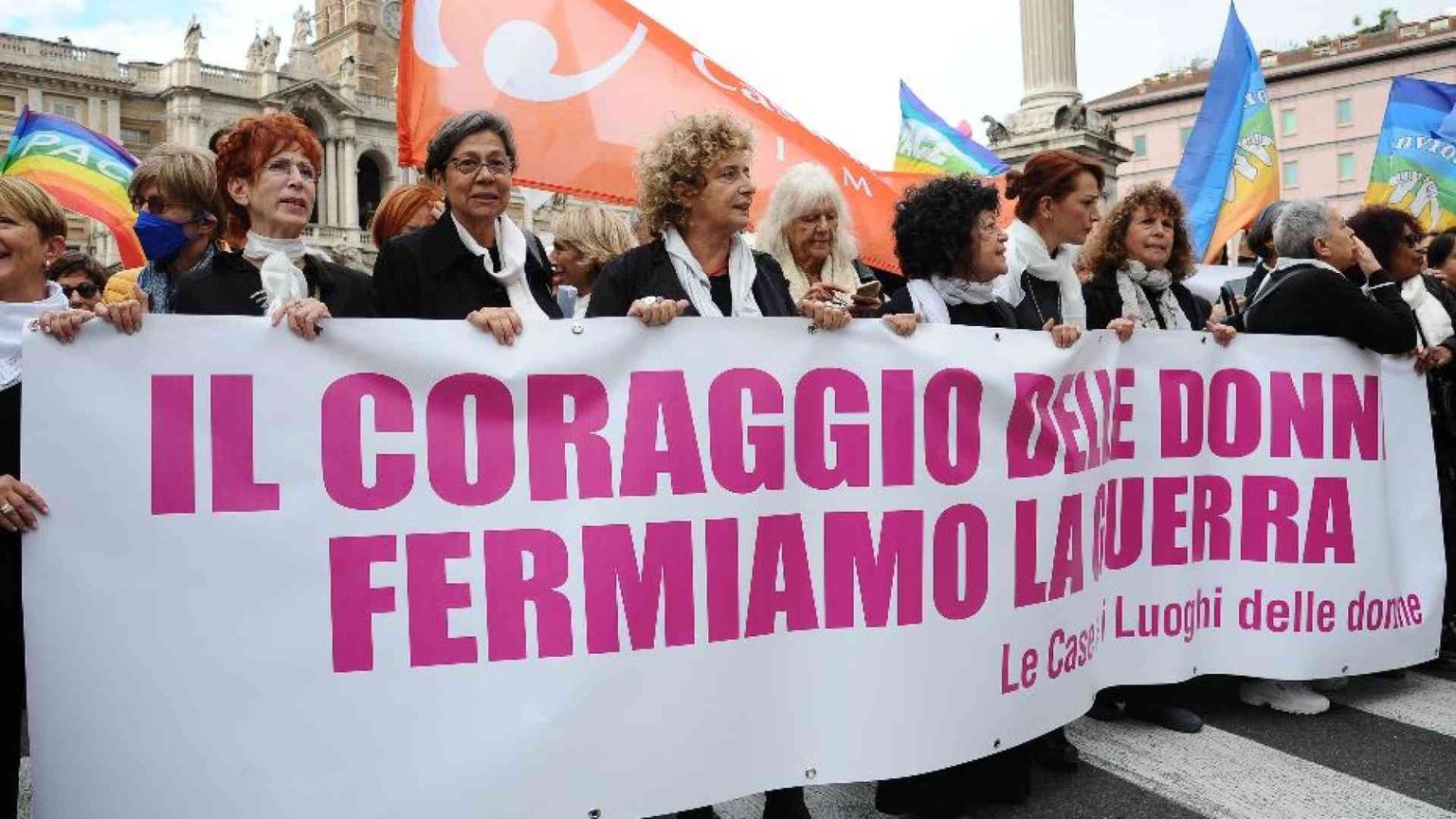 Più donne, meno guerre: ecco perché la campagna di Avvenire #donneperlapace