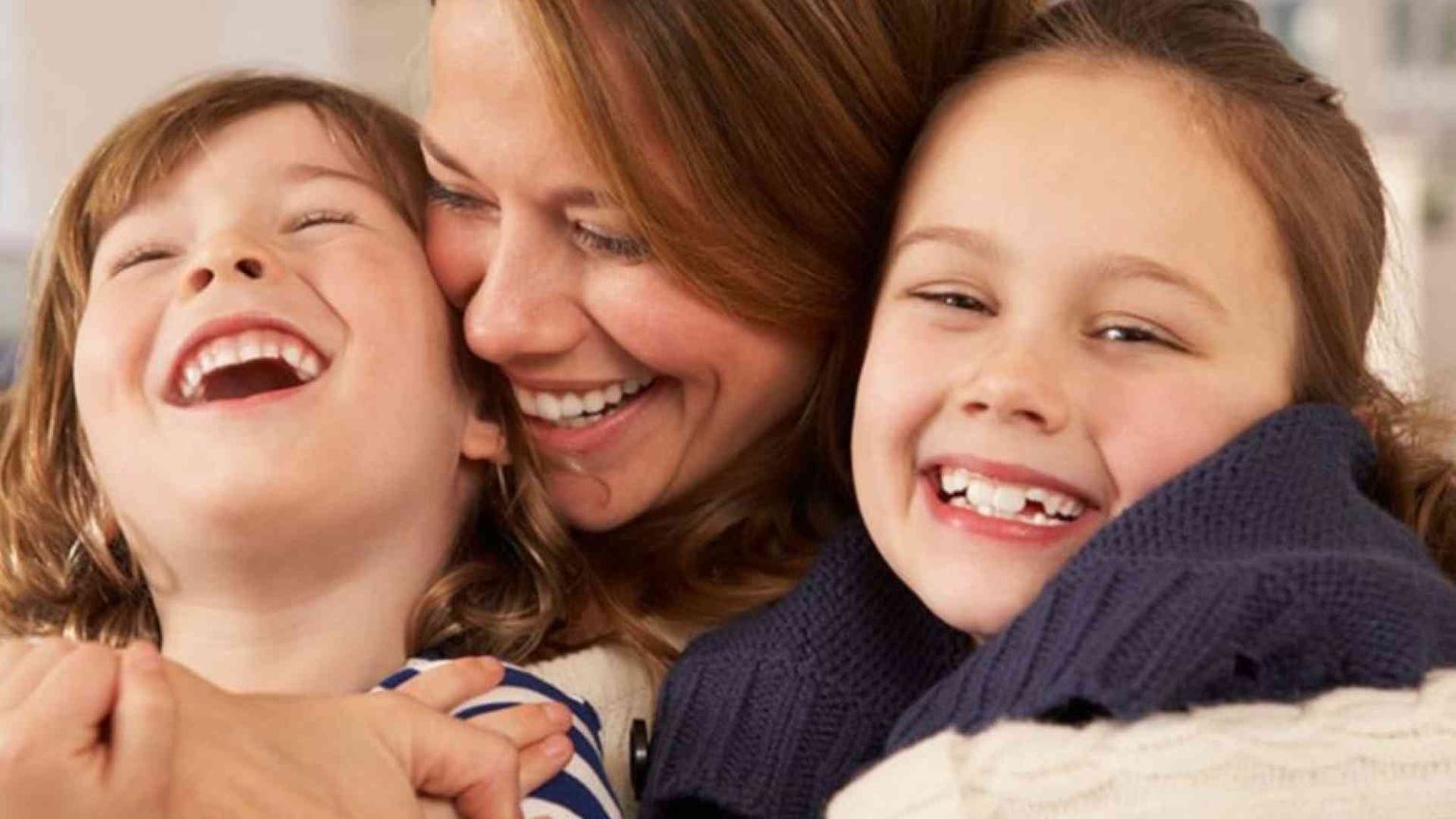 Le carezze emotive che aiutano i figli a crescere