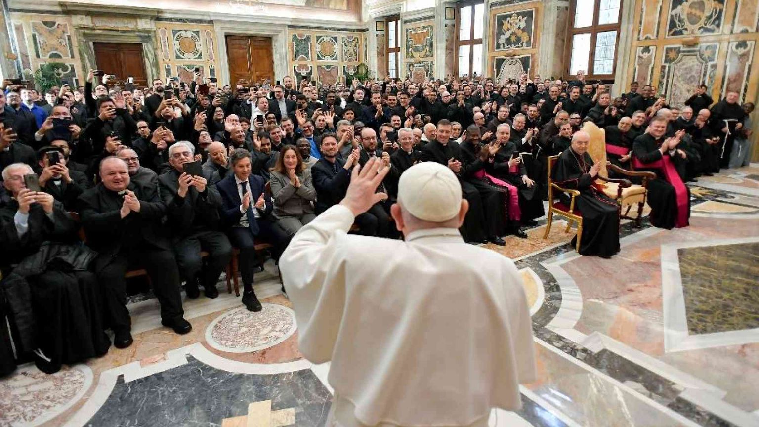 Il Papa ai preti: nel confessionale donate perdono con tenerezza materna