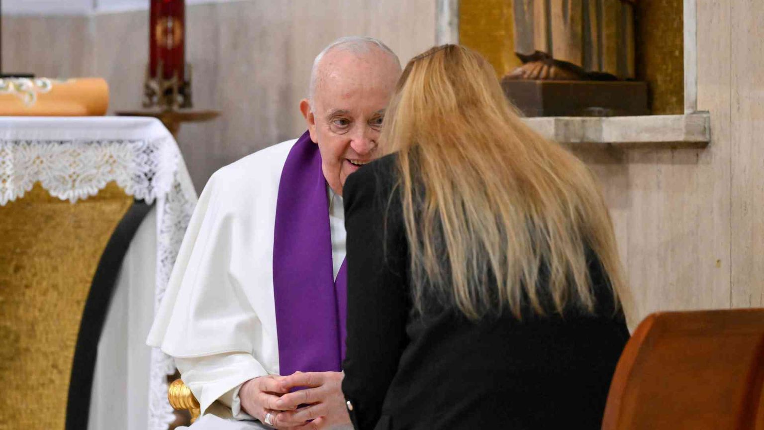 Il Papa confessa 9 fedeli. «Rimettiamo il perdono al centro della Chiesa»