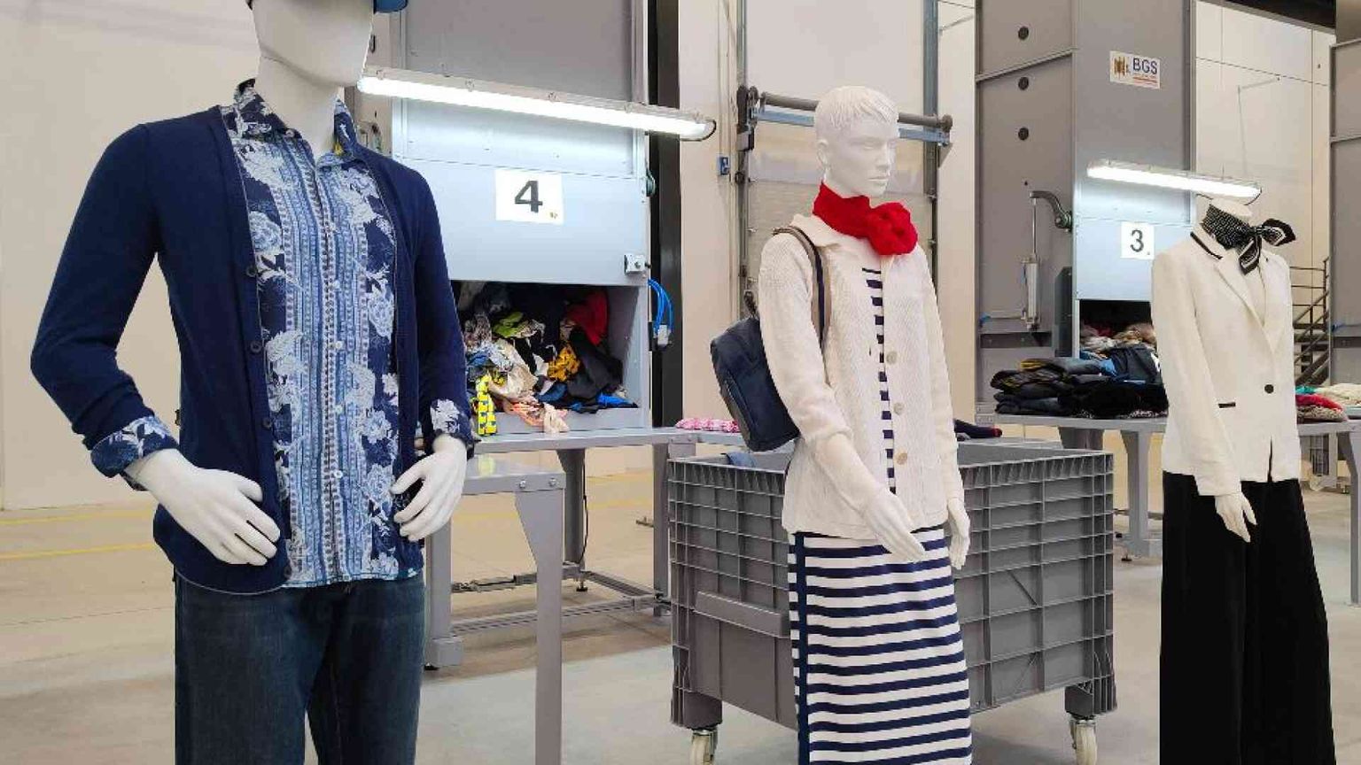 Nel nuovo maxi impianto che ricicla i vestiti usati e restituisce dignità