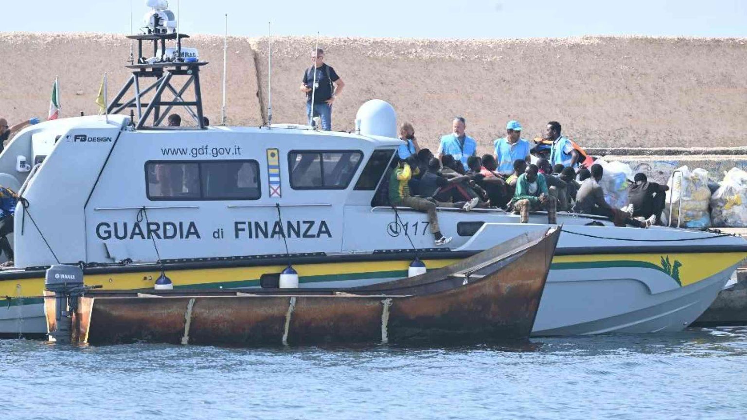 Nuovi sbarchi a Lampedusa. Polemiche per il fermo della Sea Watch 5