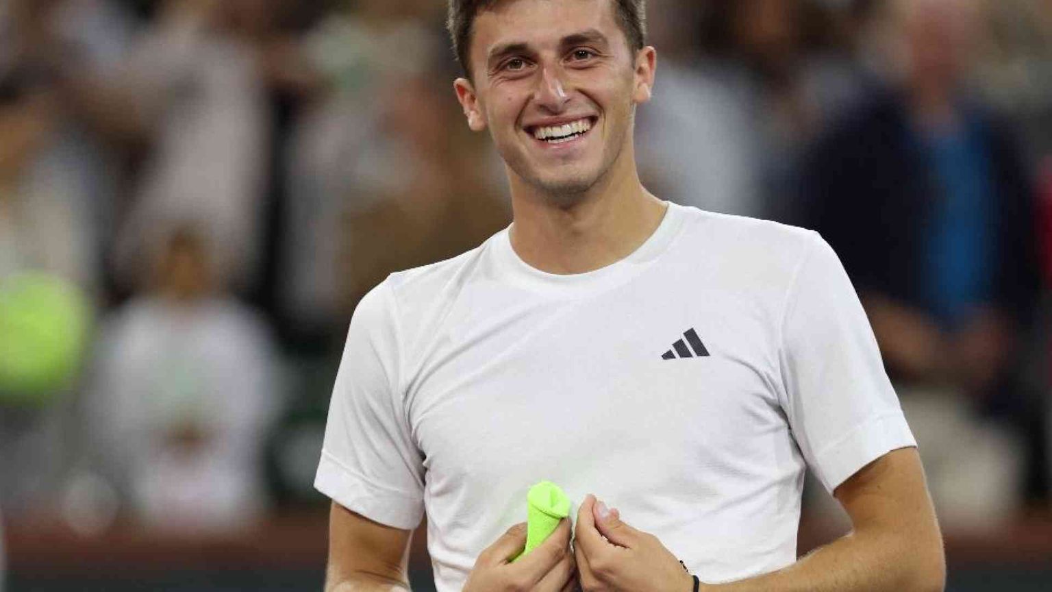 Il trionfo a sorpresa su Djokovic e il modello Sinner: chi è Luca Nardi