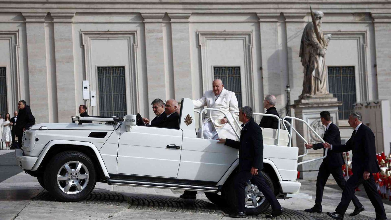 Il Papa: tanti giovani morti in guerra. Mondo deformato, praticare virtù