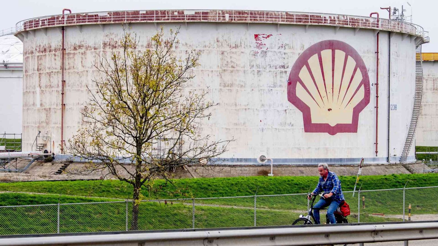 Shell rallenta sulla decarbonizzazione e taglia gli obiettivi per il 2030
