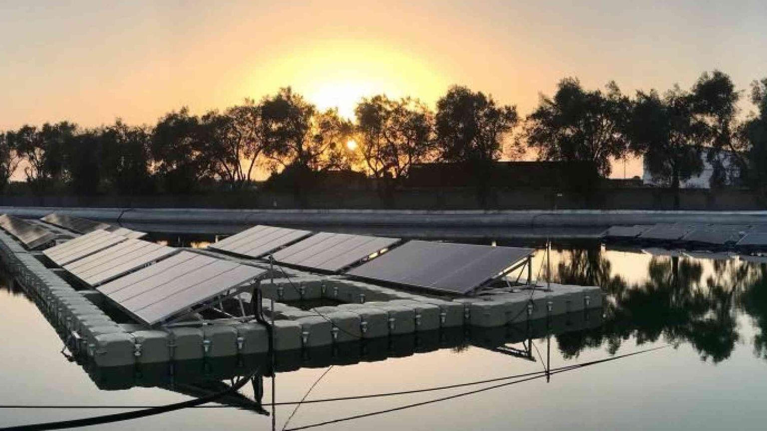 Se il sole sull’acqua regala energia: il fotovoltaico ora galleggia