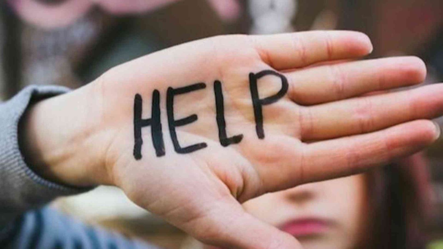 «Giulia s'è uccisa a 17 anni. Parlo di suicidio ai giovani per salvare vite»