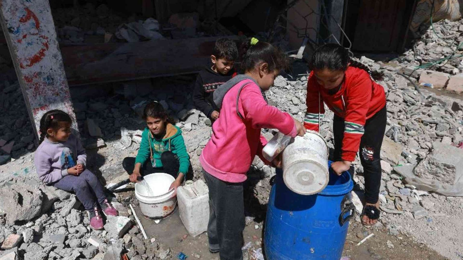 Ancora spari sugli affamati a Gaza. Open Arms scarica gli aiuti