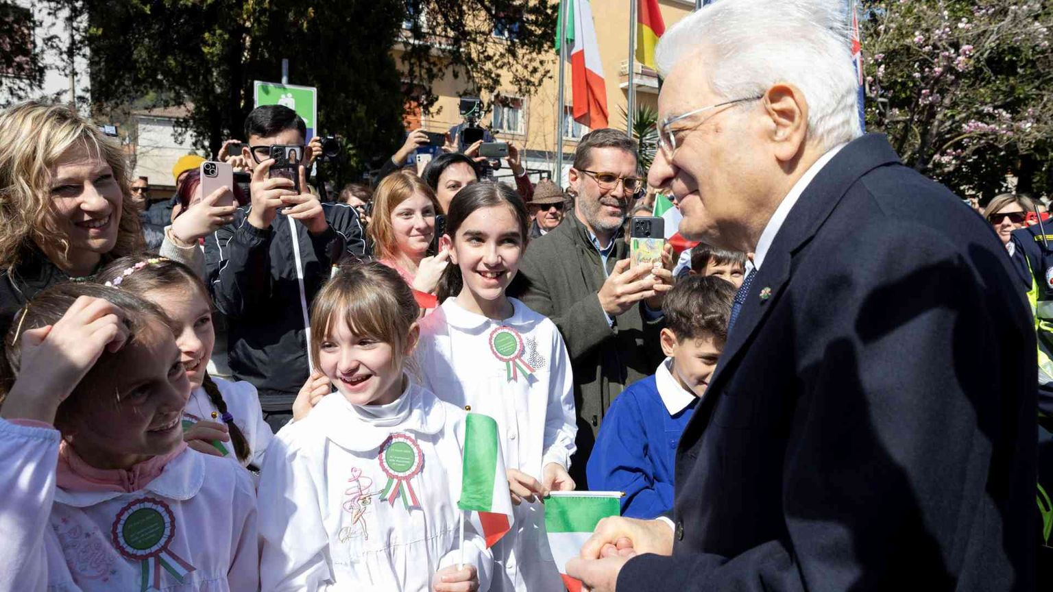 Mattarella nel segno di San Benedetto: «Compito della Ue è costruire la pace»