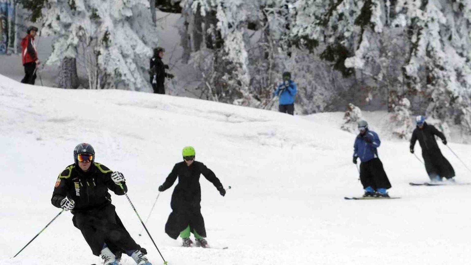 Il vescovo Ambrosio (81 anni) ha gareggiato allo slalom gigante per preti