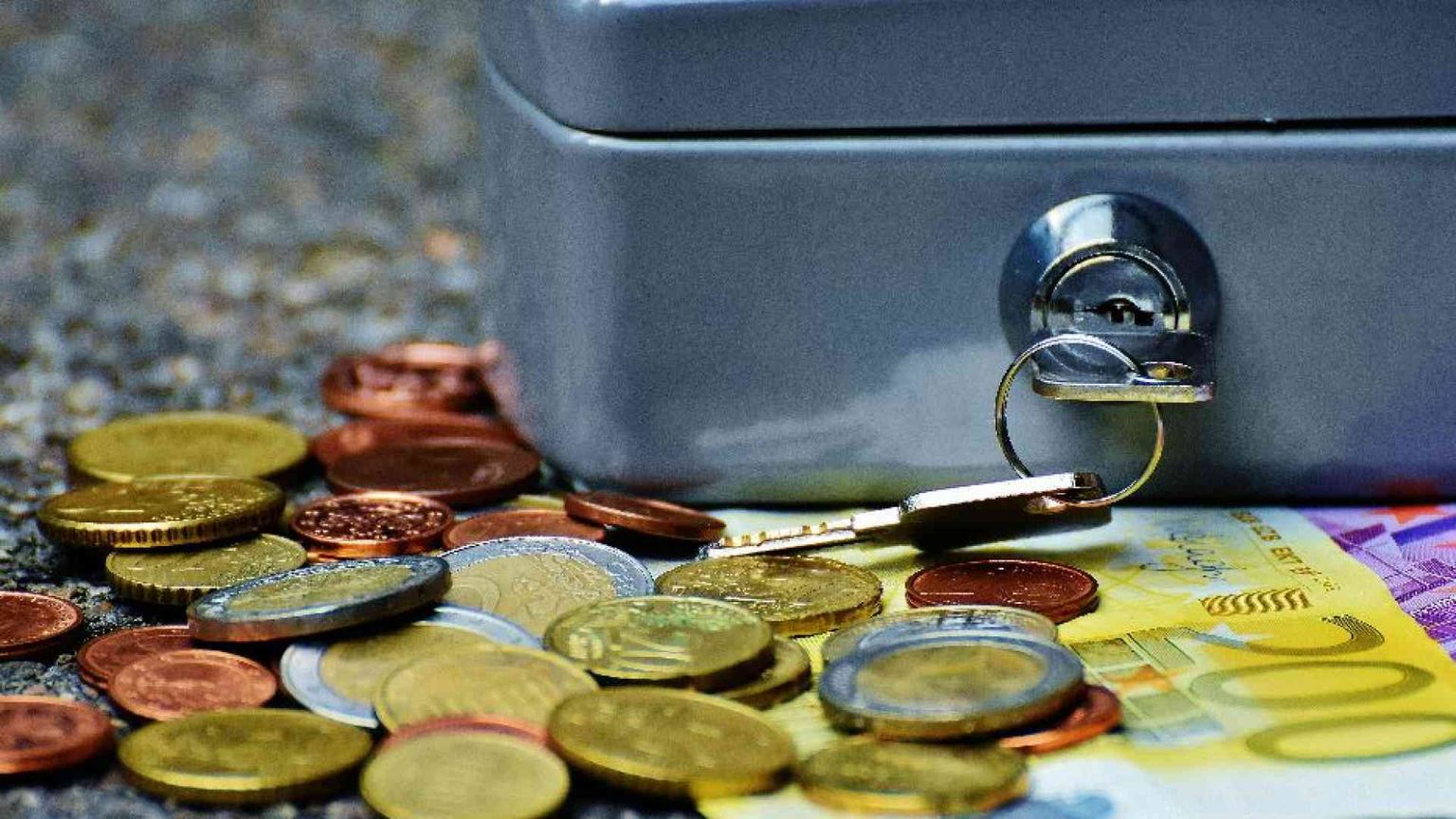 La Bce difende il contante: «Tuteleremo chi preferisce pagare così»