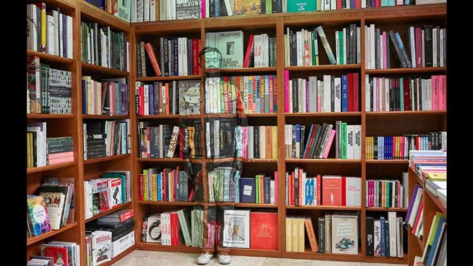 Liu Bolin, ecco l'invisibile fra i libri della Hoepli