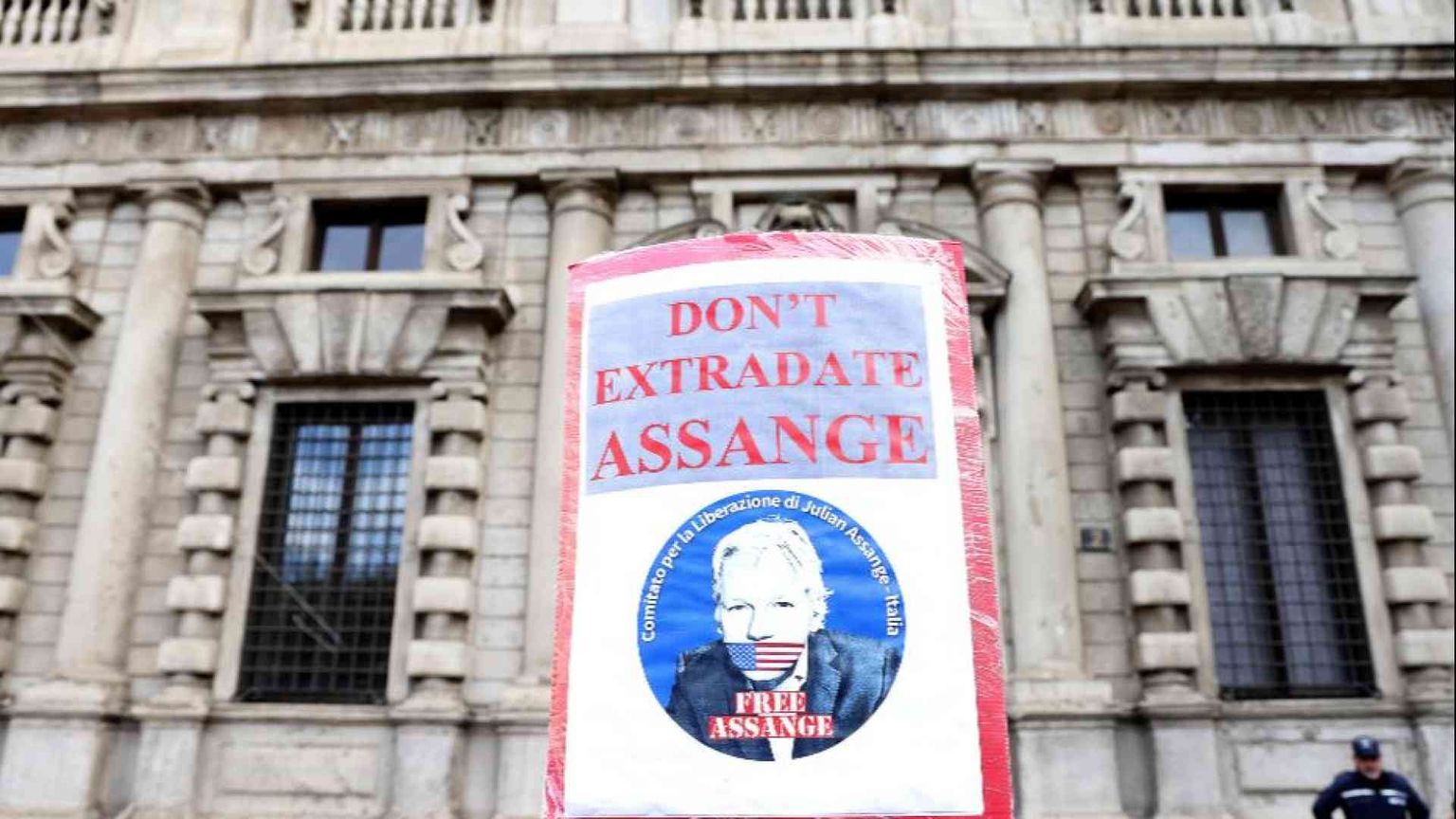Svolta all'orizzonte per Assange: «Sta patteggiando con gli Usa»