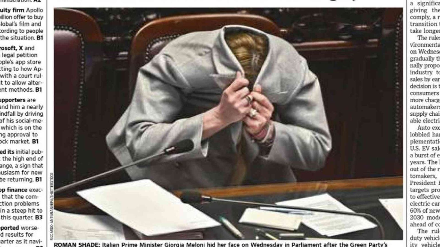 Meloni con la faccia nella giacca: la foto sul Wall Street Journal
