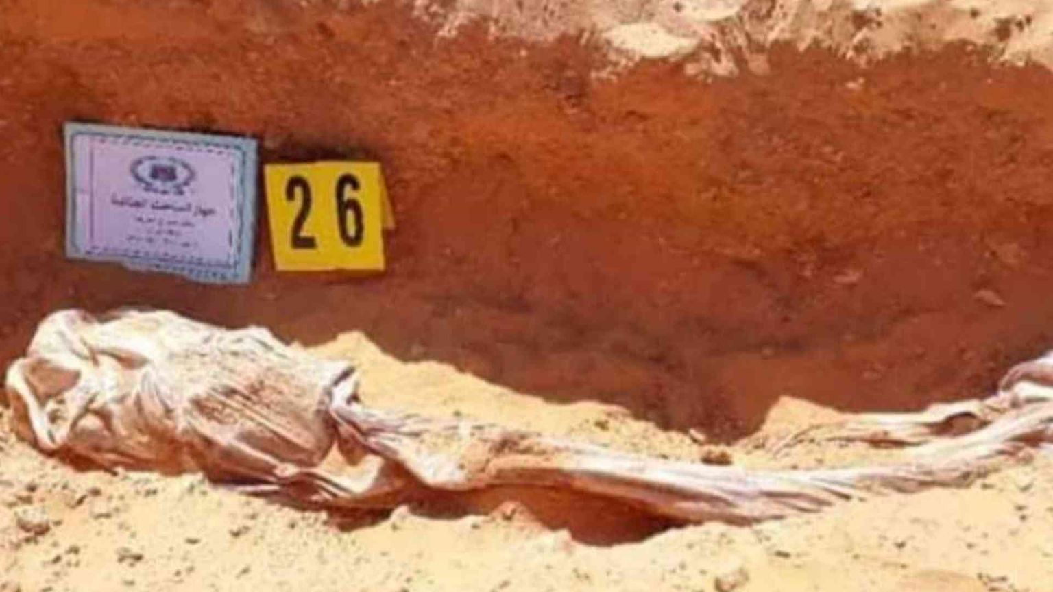 Orrore nel deserto della Libia, scoperta una fossa comune