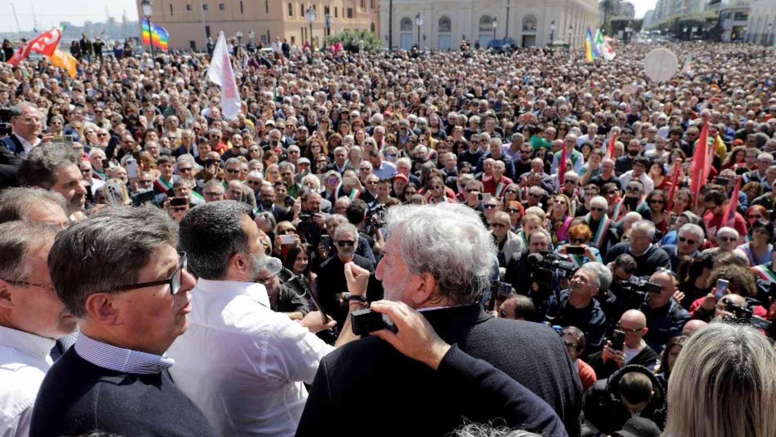 «Giù le mani da Bari», in 10mila in piazza per il sindaco Decaro