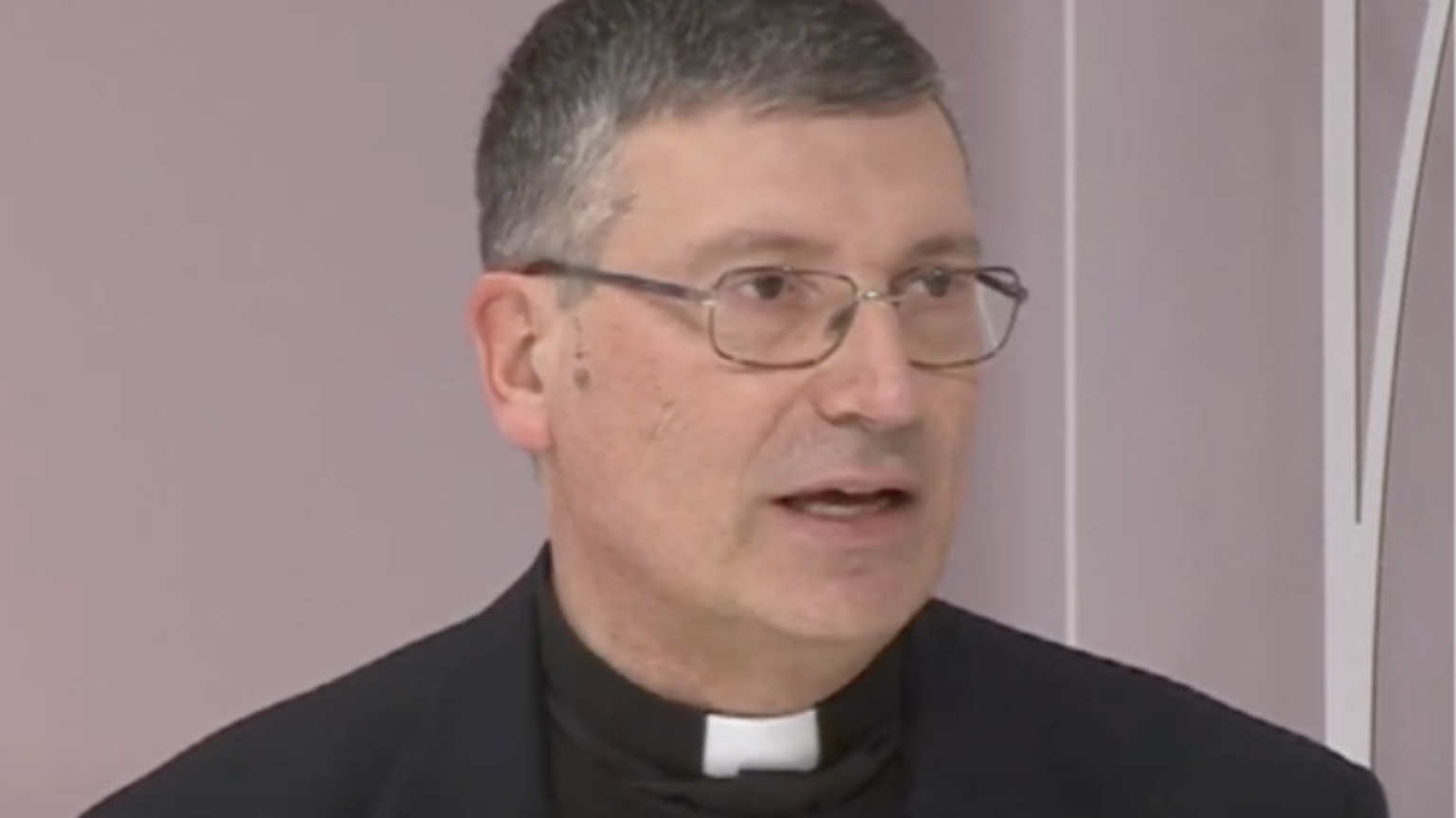 «Non possiamo far dormire in strada mamme e bambini»