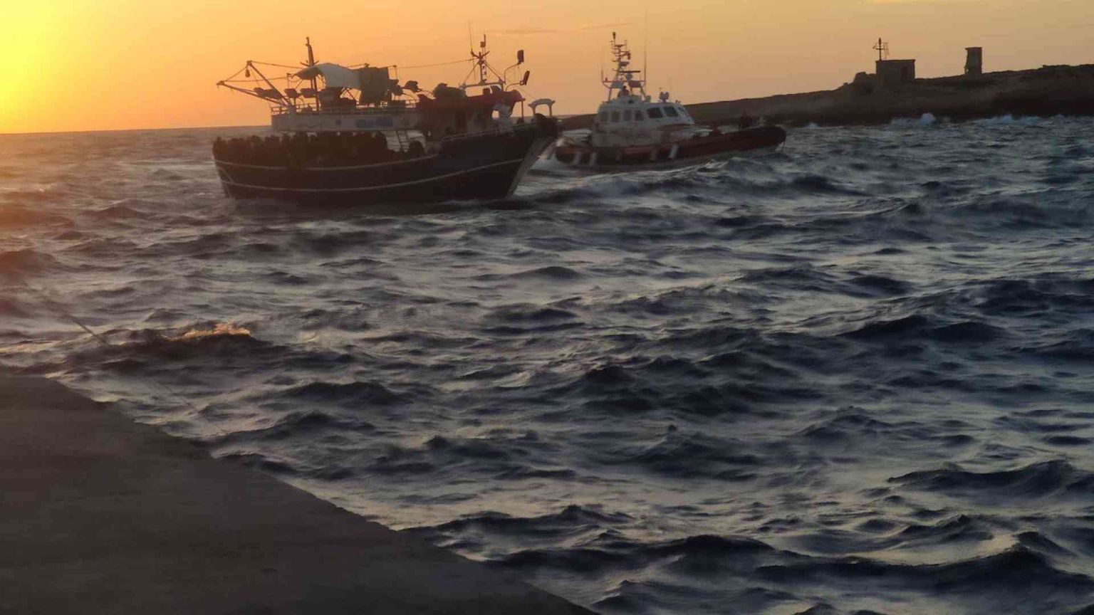 Petroliera salva 139 migranti. Ma tre sono dispersi