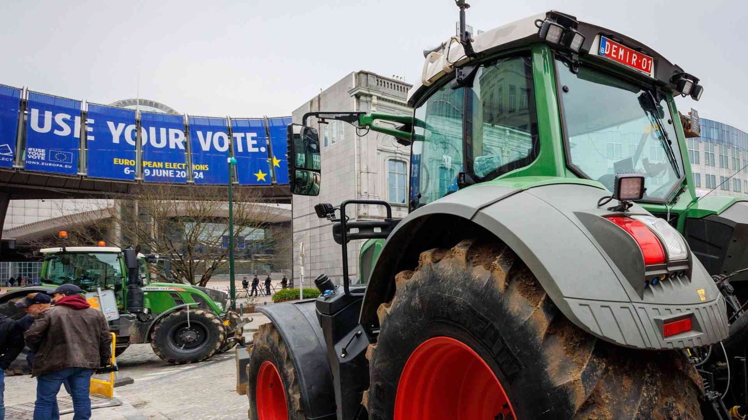 Più deroghe ambientali e meno controlli: prima vittoria per i trattori