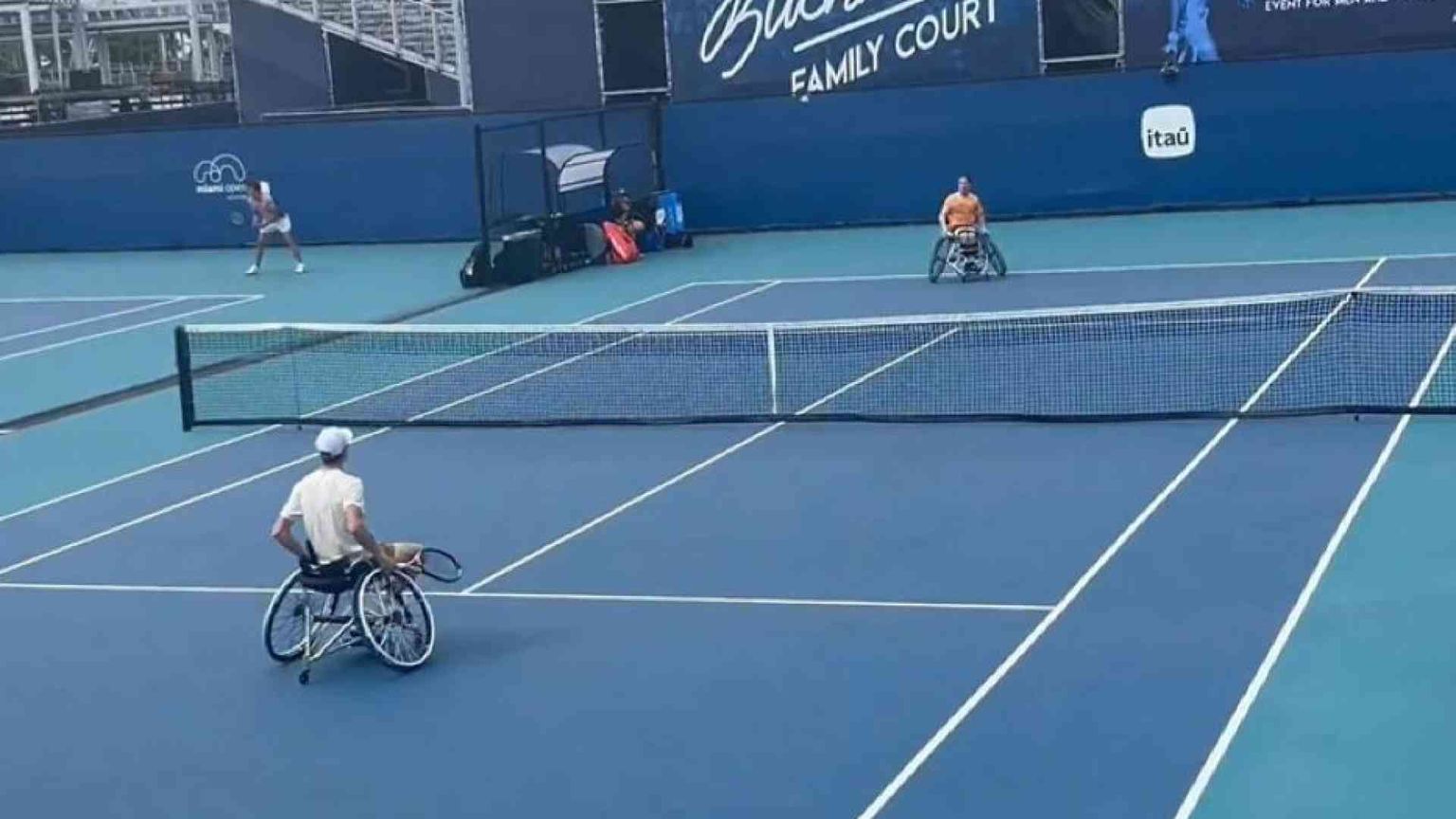 La partita di Sinner in sedia a rotelle col campione Alfie Hewett