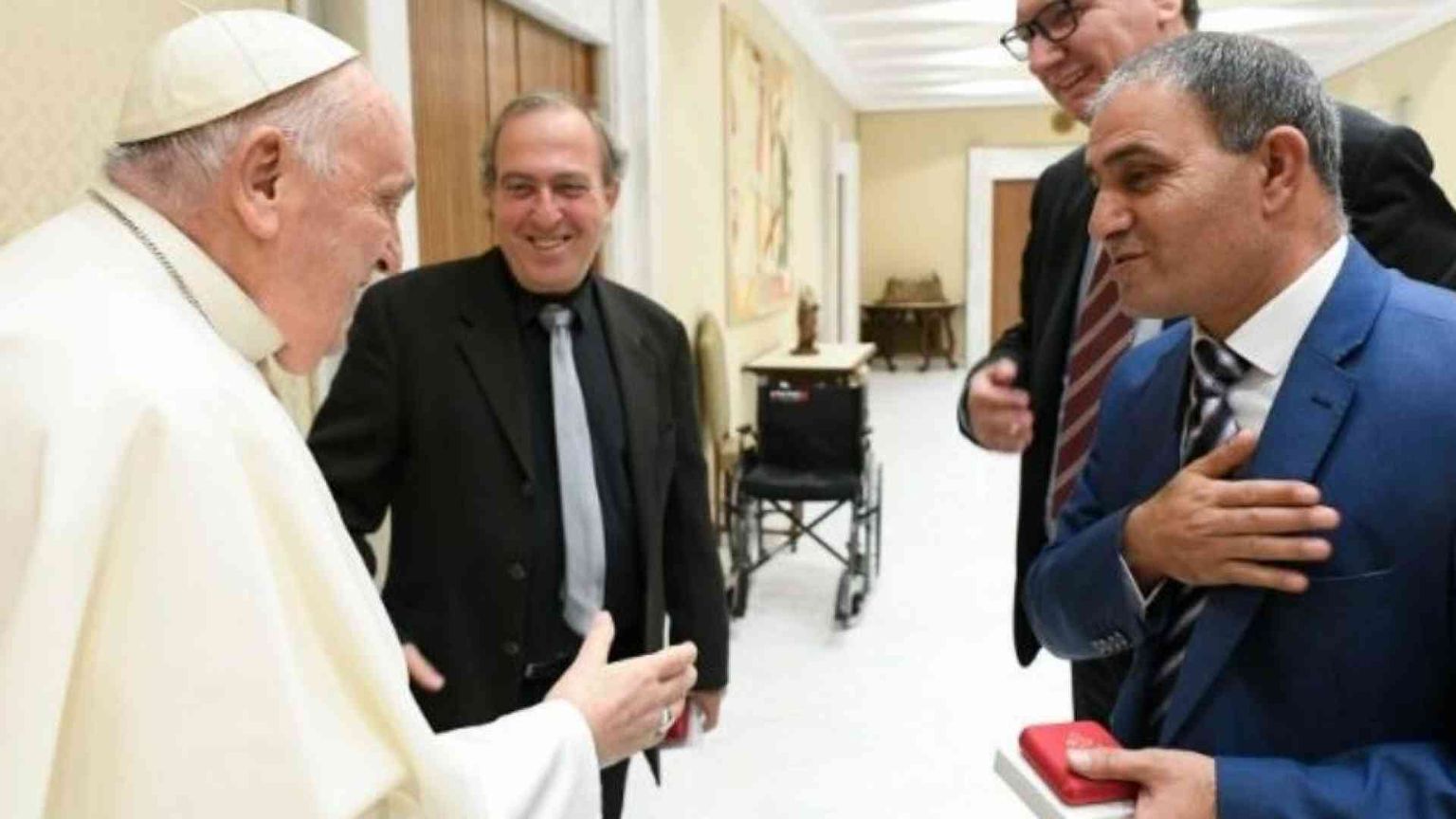 Il Papa abbraccia i padri (arabo e israeliano) di due bimbe uccise in guerra