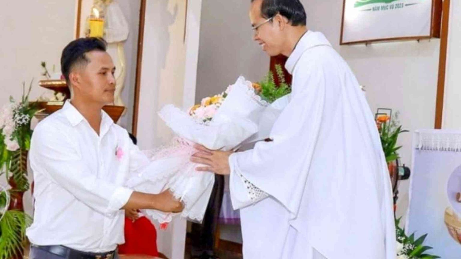 Aiutato dai cristiani che perseguitava giovane vietnamita chiede il Battesimo