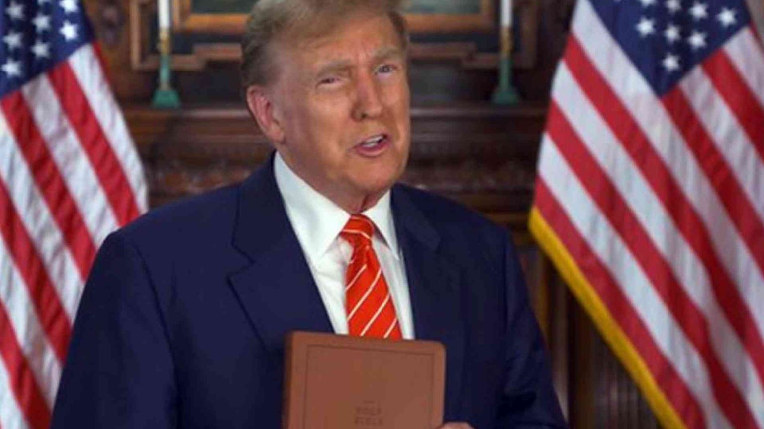 Trump ora si mette a vendere Bibbie “patriottiche”
