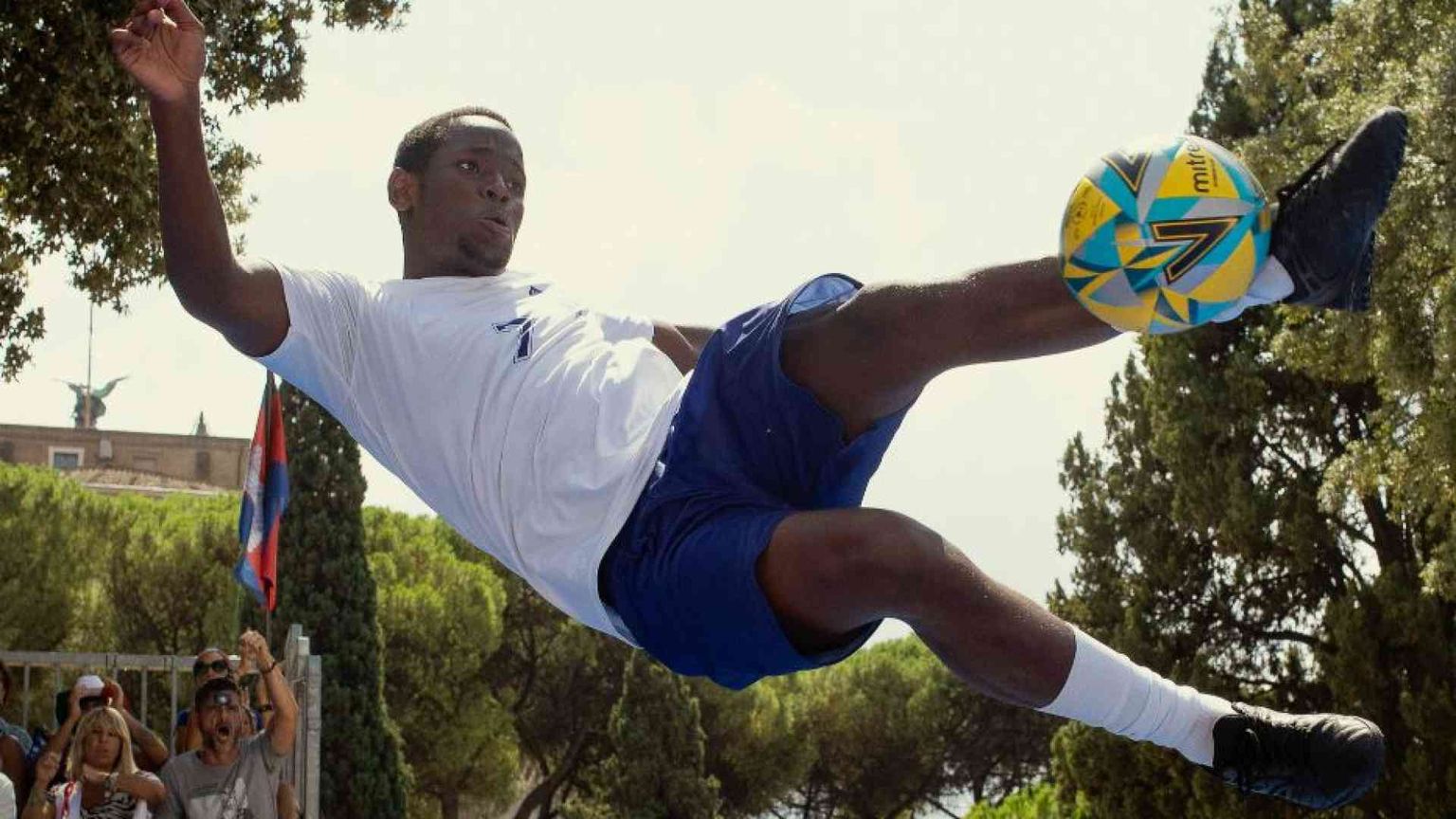 Calciatori senzatetto, il gioco più bello tra fede e riscatto