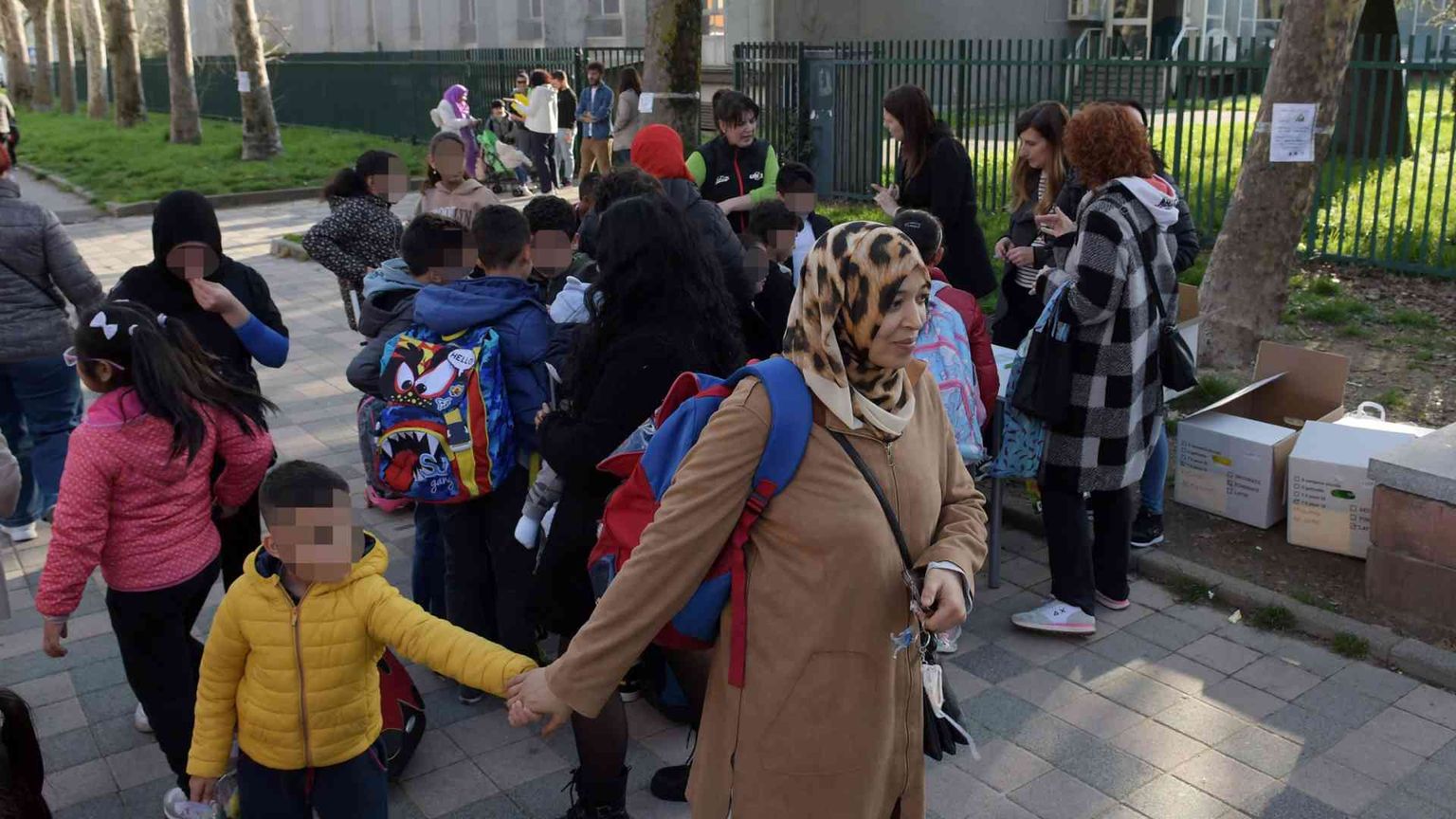 Pioltello, striscione contro il preside