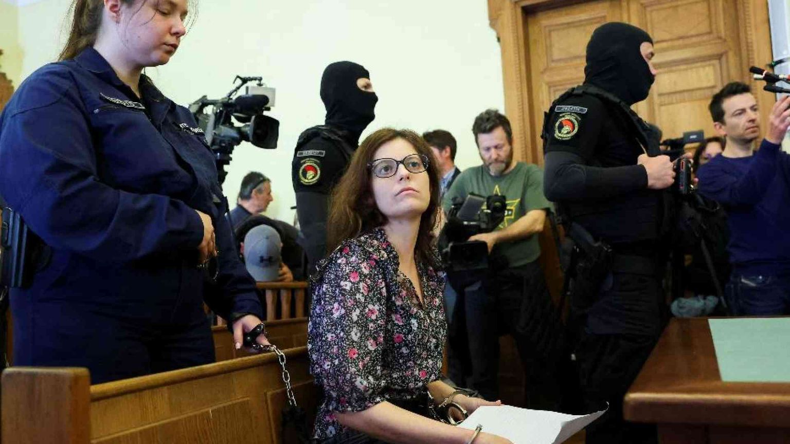 Ilaria Salis resta ai domiciliari. In aula di nuovo con manette e catene