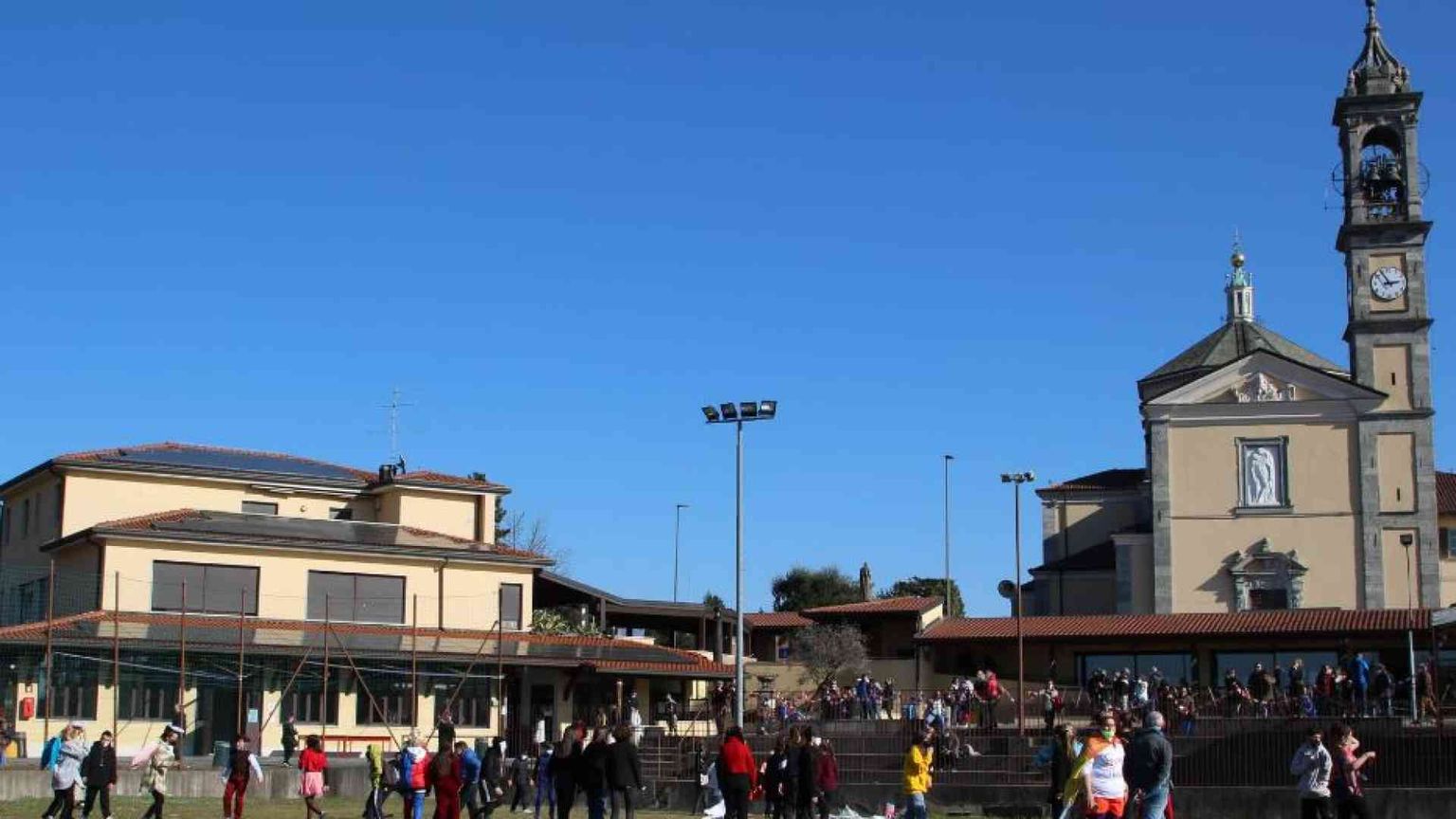 Per la cena di fine ramadan c'è posto solo in oratorio. E la Lega attacca