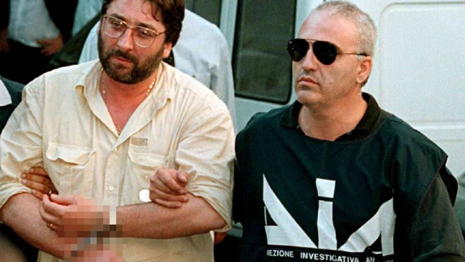 Si pente Sandokan custode di segreti su omicidi, rifiuti, intrecci politici