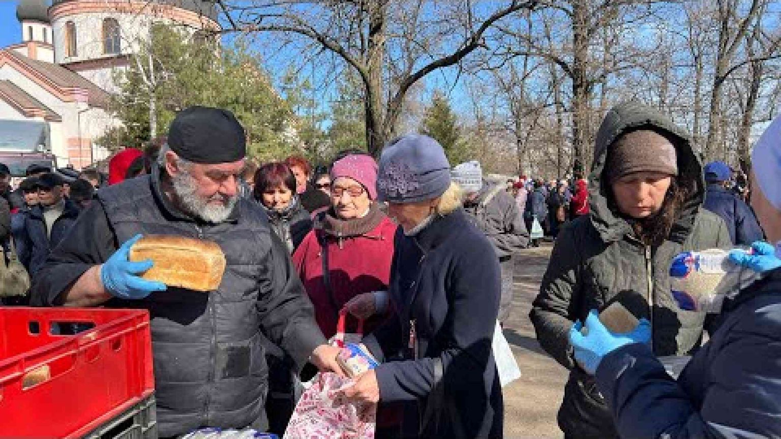 Il pane di Pasqua per sfamare i poveri di guerra a Zaporizhzhia