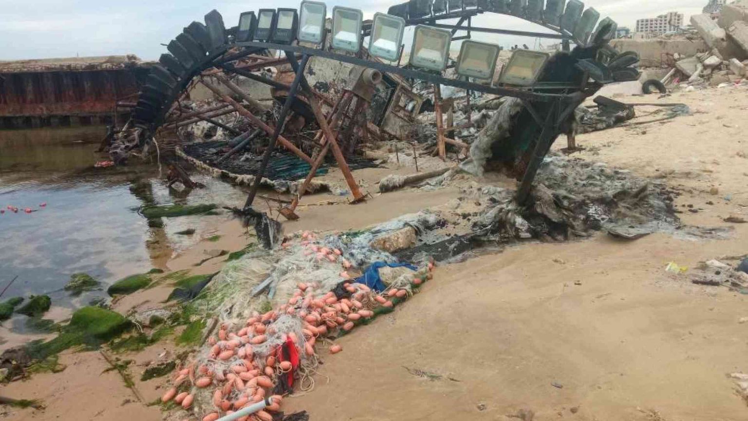 Nel cimitero delle barche distrutte: «La nostra condanna è già scritta»