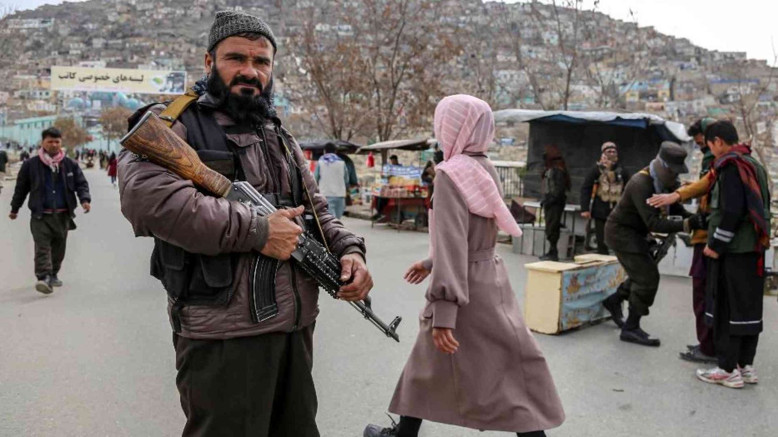 I taleban alzano il tiro: «Lapidazione in pubblico delle adultere»