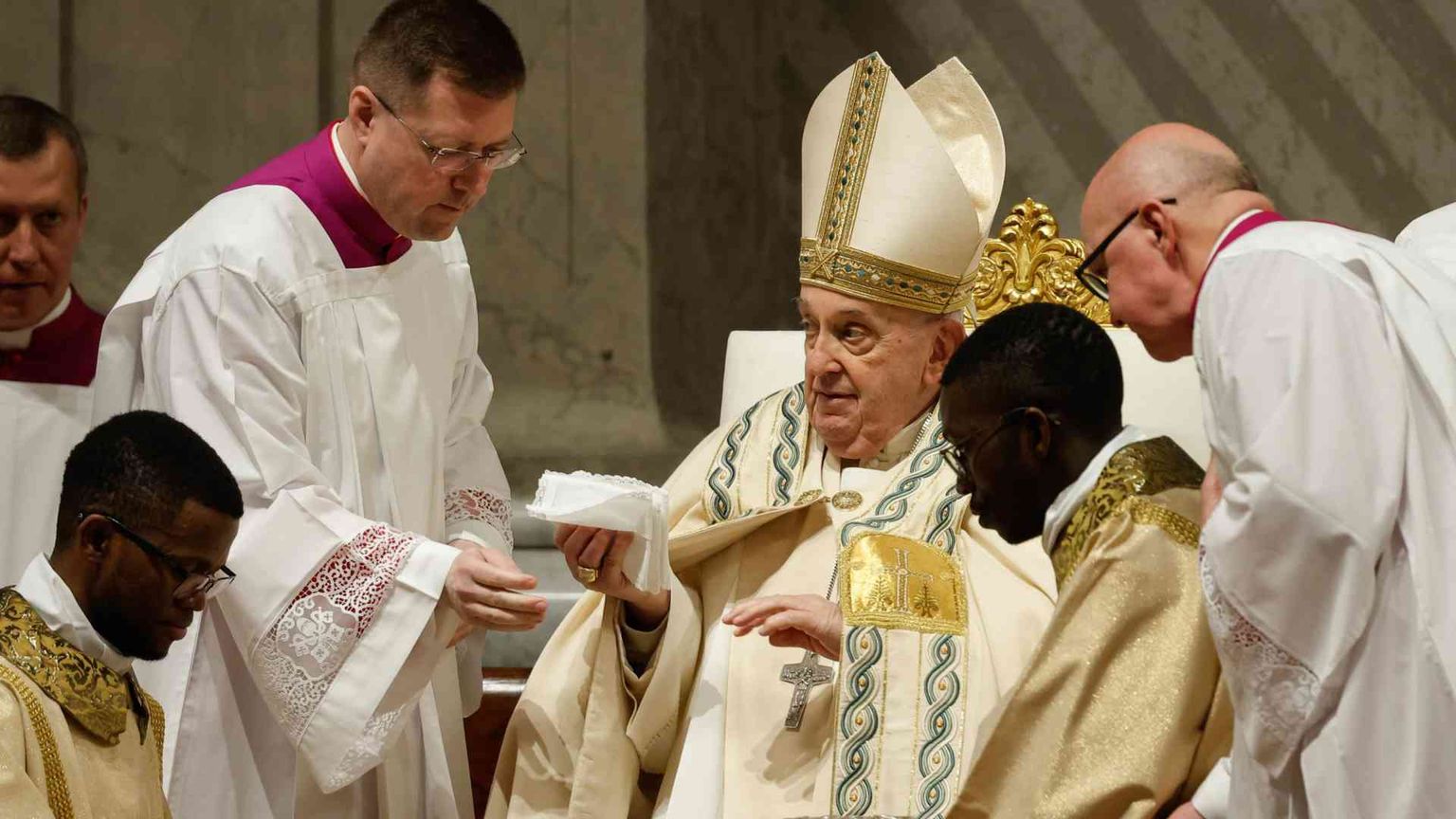 Il Papa: «Gesù Risorto rimuove i macigni della morte»