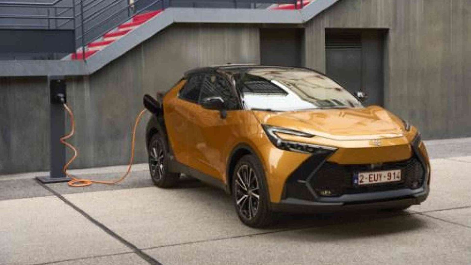 Toyota CH-R si attacca alla spina e fa il pieno di intelligenza